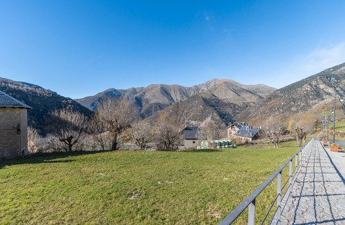 Durro Apartment | Apartment 'El Paller' with Mountain View and Private Garden