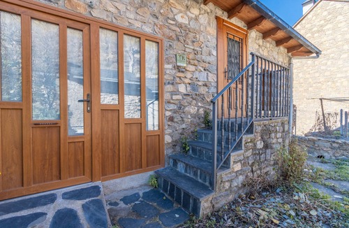 Durro Apartment | Apartment 'El Paller' with Mountain View and Private Garden