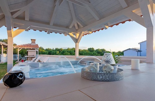 Pomer Apartment | Apartment Ema Red with Jacuzzi