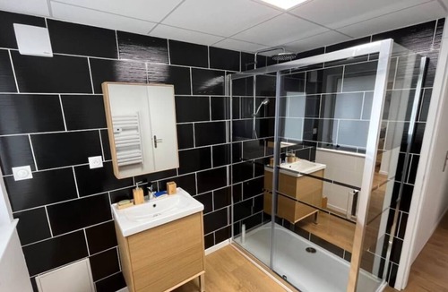 Maubeuge Apartment | Apartment-Ensuite with Shower-Courtyard view