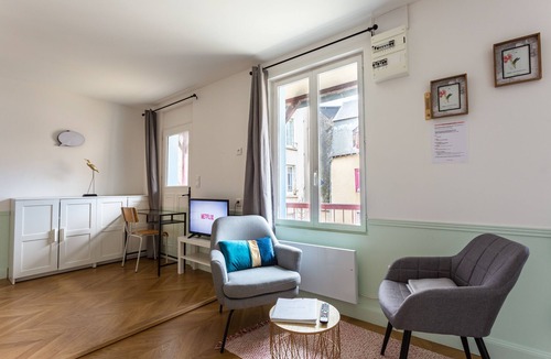 Dinan - Saint-Malo Apartment | Apartment-Ensuite with Shower-Courtyard view