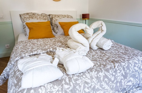 Dinan - Saint-Malo Apartment | Apartment-Ensuite with Shower-Courtyard view