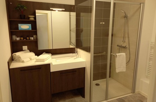 Serris Apartment | Apartment-Ensuite with Bath-Studio