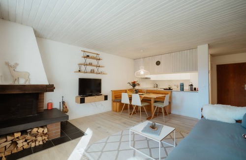 Mitloedi Apartment | Apartment Enzian: Modern apartment with mountain views next to the ski slopes