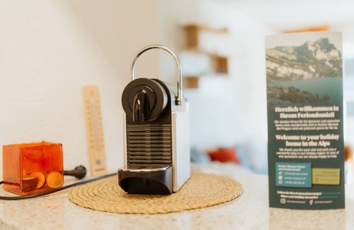 Mitloedi Apartment | Apartment Enzian: Modern apartment with mountain views next to the ski slopes