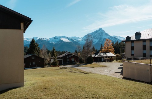 Mitloedi Apartment | Apartment Enzian: Modern apartment with mountain views next to the ski slopes