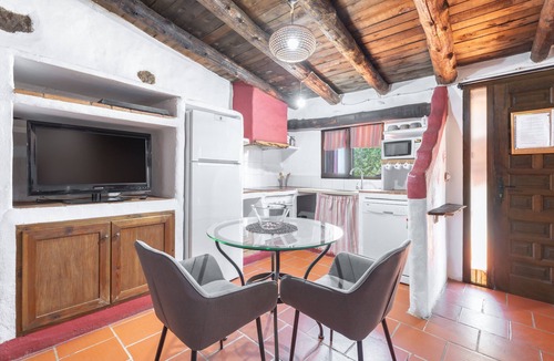 La Torre d'En Besora House | Apartment 'Cau' with Mountain View, Shared Pool and Private Terrace