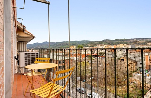 Sant Sadurni d'Anoia Apartment | Apartment 'Encantador Loft' with Mountain View, Wi-Fi and Air Conditioning