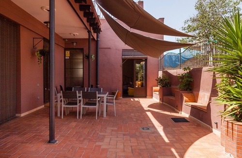 Vilafranca del Penedes Apartment | Apartment 'Apartament Ull De Llebre' with Shared Terrace, Wi-Fi and Air Conditioning