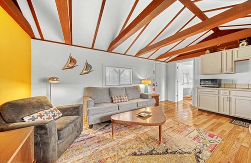 Fennville Apartment | Apartment F