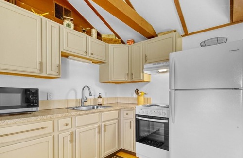 Fennville Apartment | Apartment F
