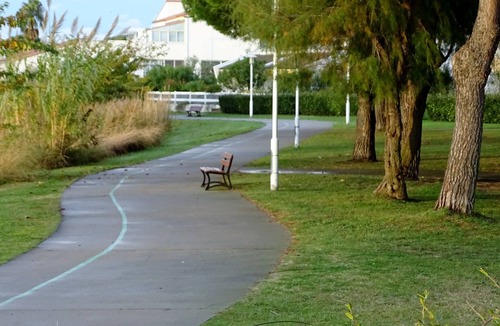 Le Grau-Du-Roi Apartment | Apartment facing Lake Salonica