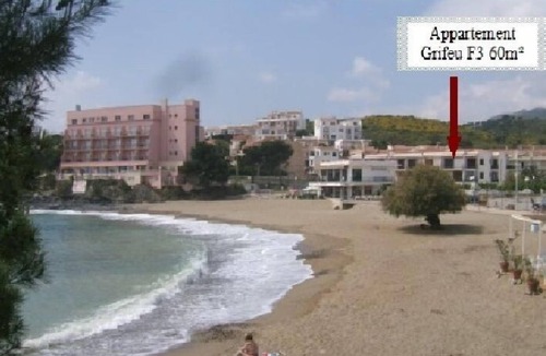 Llanca Apartment | Apartment facing the sea