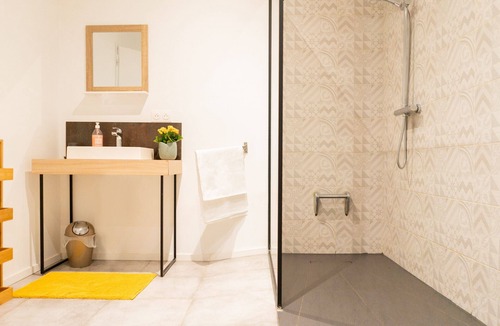 Sadirac Apartment | Apartment-Family-Ensuite with Shower-Lake view