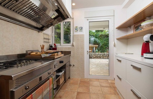 Njivice Apartment | Apartment Fana with Swimming Pool