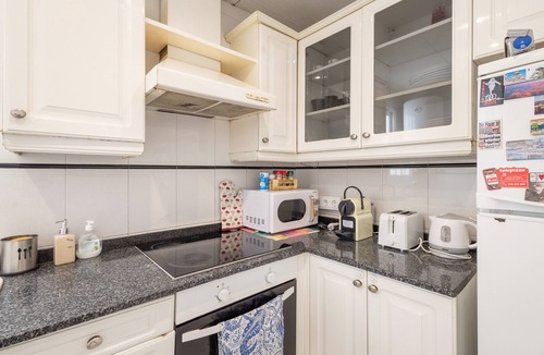 Alella Apartment | Apartment 'Fantastic Beach' with Balcony, Wi-Fi and Air Conditioning