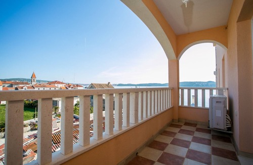 Seget Donji Apartment | Apartment for 4+2, Seget Donji ❤, by the beach
