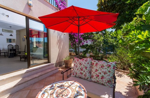 Okrug Gornji Condo | Apartment for 4 people with whirlpool and a large garden