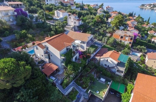 Okrug Gornji Condo | Apartment for 4 people with whirlpool and a large garden