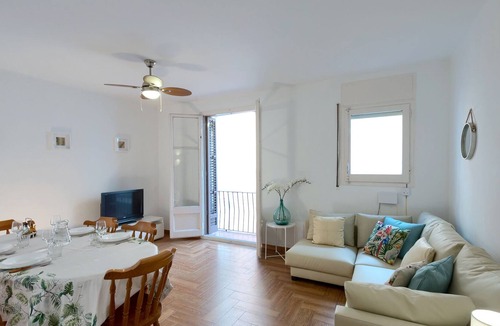 Arenys de Mar Apartment | Apartment for 8 people at 2 minutes by walk from the beach and the train station!