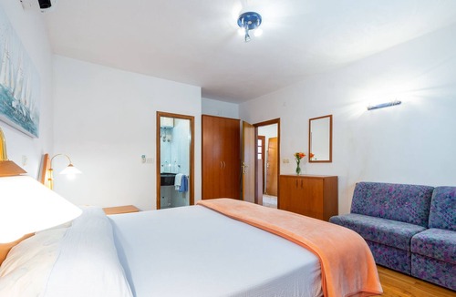 Slano Villa | Apartment for 9 with 5 bedrooms, kitchen, living room, 3 bathrooms and balcony