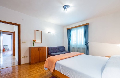 Slano Villa | Apartment for 9 with 5 bedrooms, kitchen, living room, 3 bathrooms and balcony