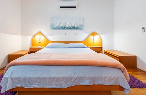 Slano Villa | Apartment for 9 with 5 bedrooms, kitchen, living room, 3 bathrooms and balcony