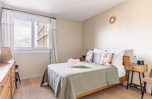Billancourt–Rives de Seine Apartment | Apartment overlooking the Seine 10' drive from the Eiffel Tower free parking