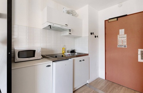 Chasseneuil-du-Poitou Apartment | Apartment 'L'aventurier' – Steps from Futuroscope, Sleeps 4