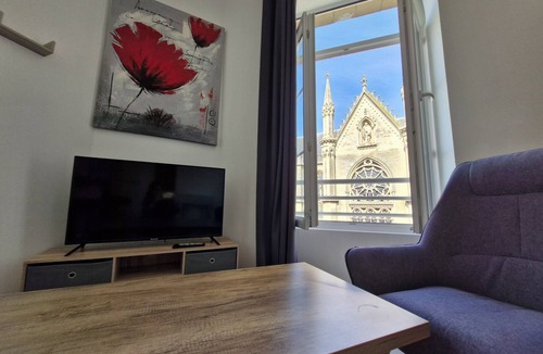 Douvres-la-Delivrande Apartment | Apartment Basilique VII city center view
