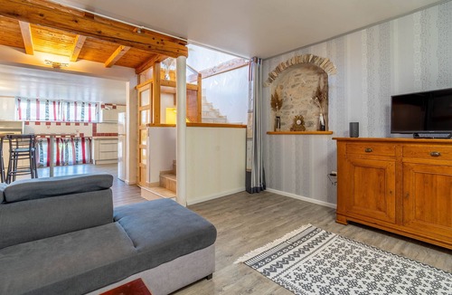 Ferrals-les-Corbieres Apartment | Apartment 'La Demeure Ferralaise' with Private Terrace and Wi-Fi