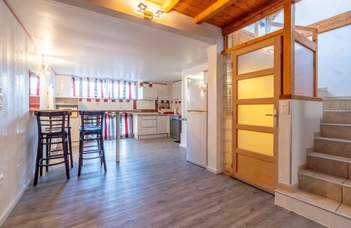 Ferrals-les-Corbieres Apartment | Apartment 'La Demeure Ferralaise' with Private Terrace and Wi-Fi