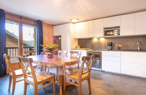 Saint-Sorlin-d'Arves Apartment | Apartment in France with Mountain Views & Pool
