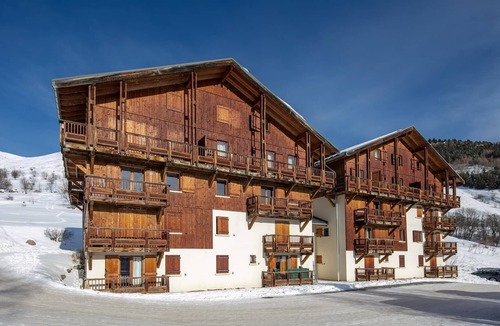 Saint-Sorlin-d'Arves Apartment | Apartment in France with Mountain Views & Pool