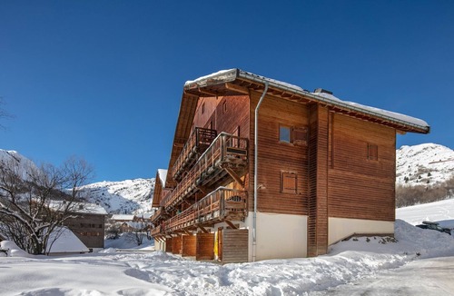 Saint-Sorlin-d'Arves Apartment | Apartment in French Alps with Heated Pool