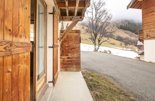 Saint-Sorlin-d'Arves Apartment | Apartment in Saint-Sorlin-d'Arves