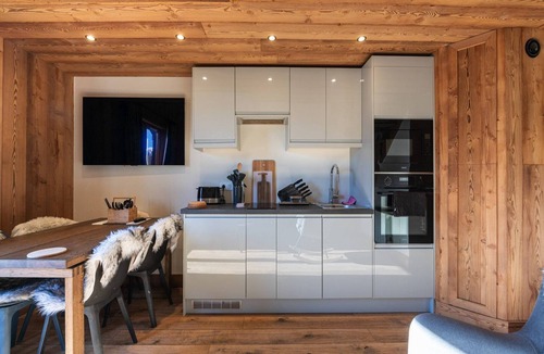 Saint-Sorlin-d'Arves Apartment | Apartment in France with Mountain Views & Pool