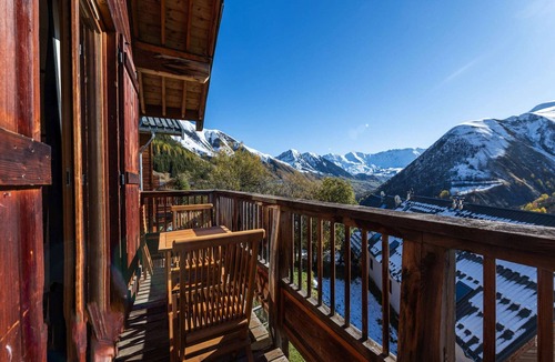 Saint-Sorlin-d'Arves Apartment | Apartment in France with Mountain Views & Pool