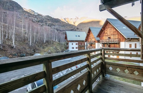Saint-Sorlin-d'Arves Apartment | Apartment in Saint-Sorlin with Mountain Views