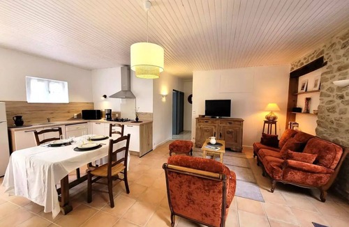 Saint-Julien-aux-Bois Villa | Apartment