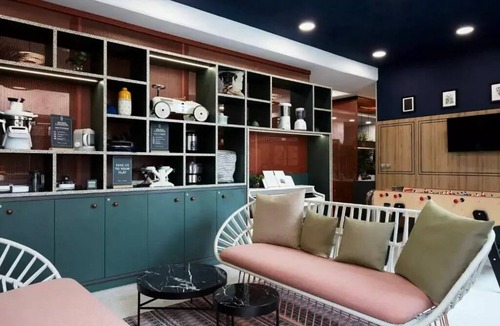 Suresnes Apartment | Apartment