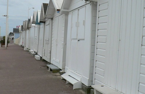 Luc-sur-Mer Apartment | Apartment full of seaside charm