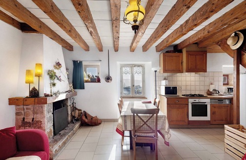 Dorres Apartment | Apartment 'Gîte Camporells' with Mountain View, Shared Garden and Wi-Fi