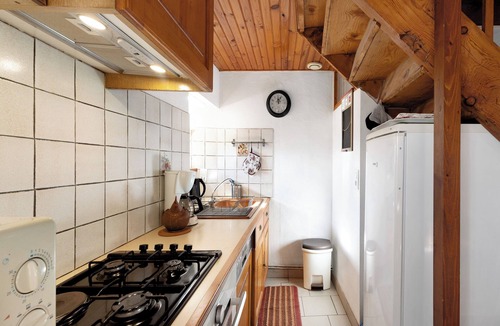Dorres Apartment | Apartment 'Gîte Camporells' with Mountain View, Shared Garden and Wi-Fi