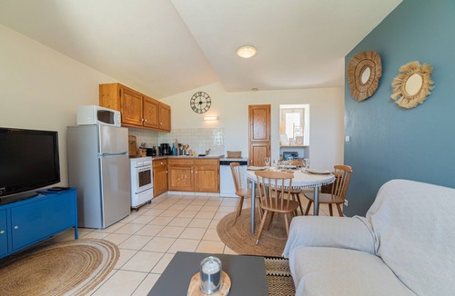 La Sacristie Apartment | Apartment 'Gite Le Canigou 3 Stars' with Mountain View, Private Terrace and Wi-Fi