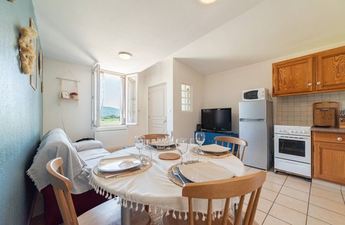 La Sacristie Apartment | Apartment 'Gite Le Canigou 3 Stars' with Mountain View, Private Terrace and Wi-Fi