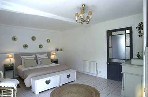 Les Ormes Cottage | Apartment 'Gîte Pierre De Ronsard' with Shared Pool, Private Terrace and Wi-Fi