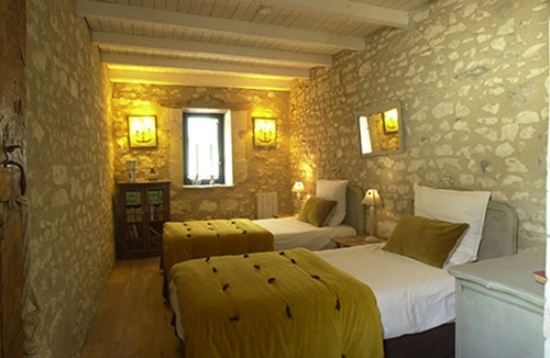 Les Ormes Cottage | Apartment 'Gîte Pierre De Ronsard' with Shared Pool, Private Terrace and Wi-Fi
