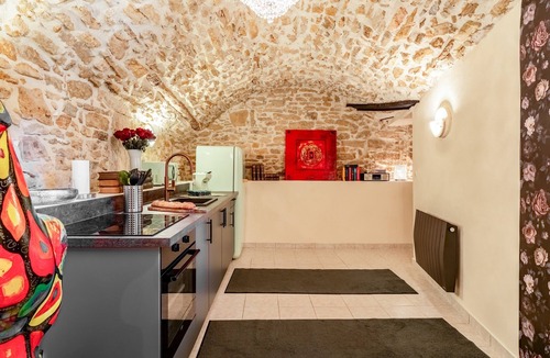 Barjac Apartment | Apartment 'Gite Vert - Paradis De Provence' with Shared Terrace and Wi-Fi
