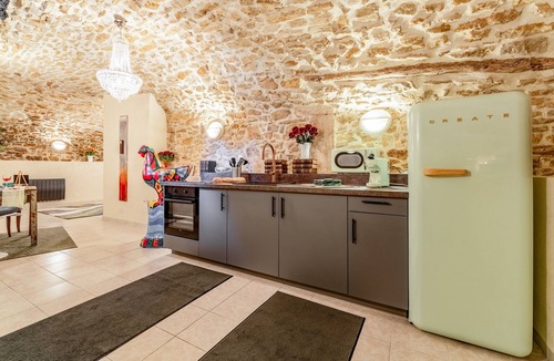 Barjac Apartment | Apartment 'Gite Vert - Paradis De Provence' with Shared Terrace and Wi-Fi